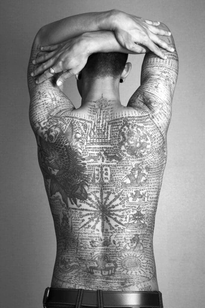 Hah Taew tatoeage op de bovenrug